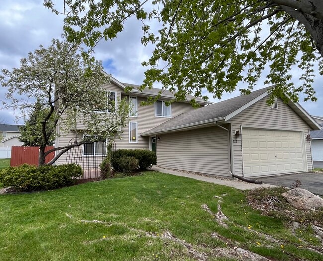 Building Photo - 817 Jack Russell Ave