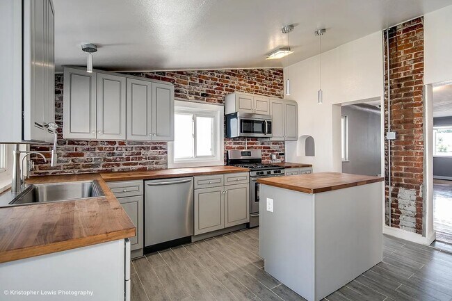 Building Photo - Historic Highlands Gem: Modern Comforts in a Sought-After Neighborhood!