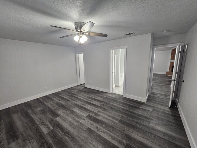 Building Photo - 919 Crestwood Dr