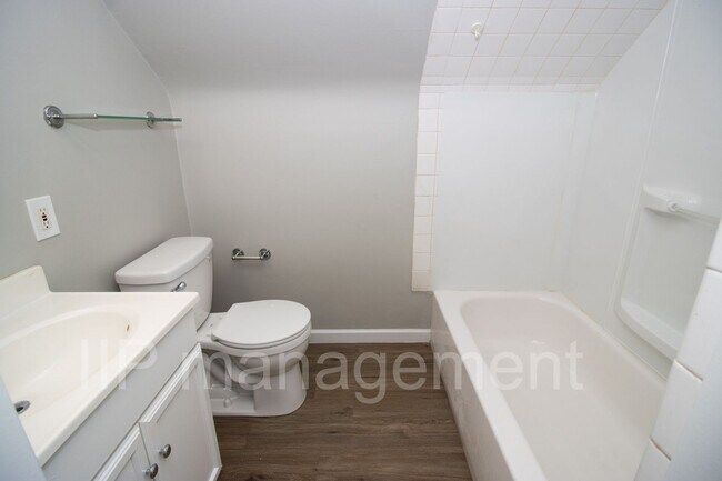 Building Photo - University Heights 4bed gorgeous 2nd Floor...