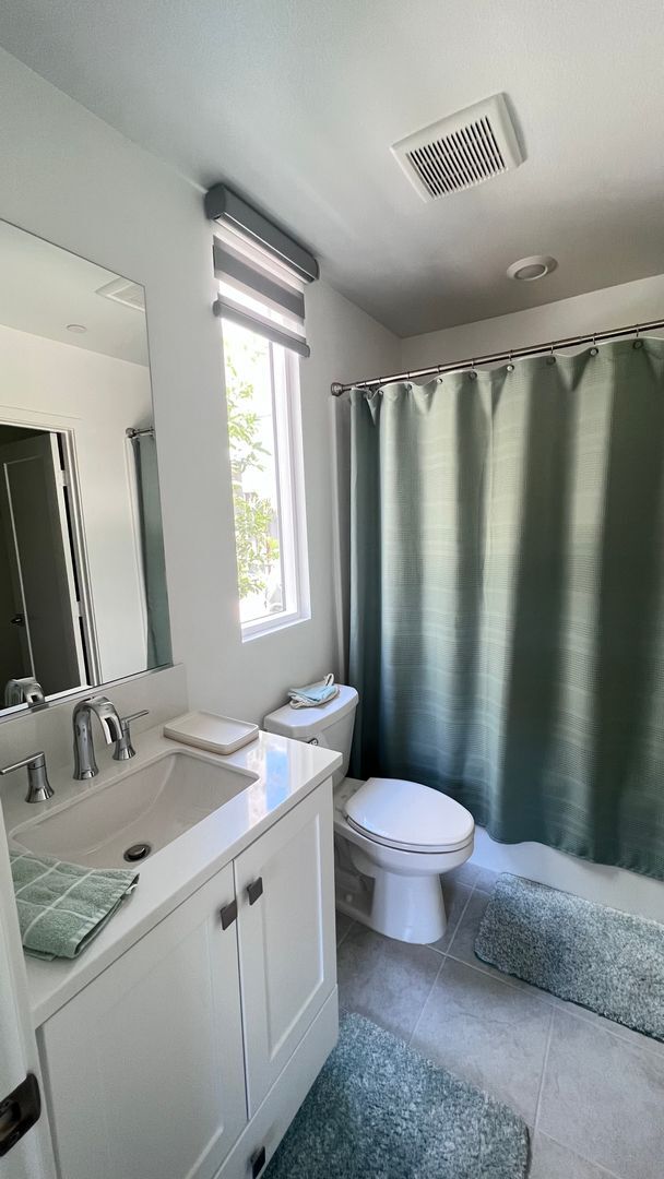 Building Photo - Beautiful furnished 4 bedroom Townhouse!
