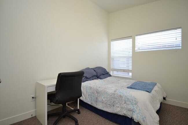 Building Photo - Modern 3 Bedroom 3 Full Bathroom Townhome in Midvale!!!