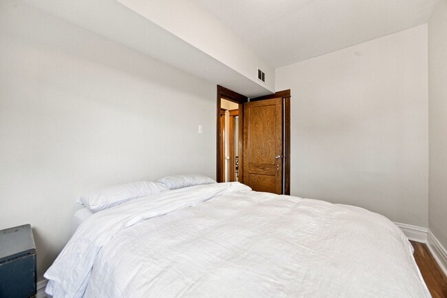 Building Photo - 3330 W Evergreen Ave