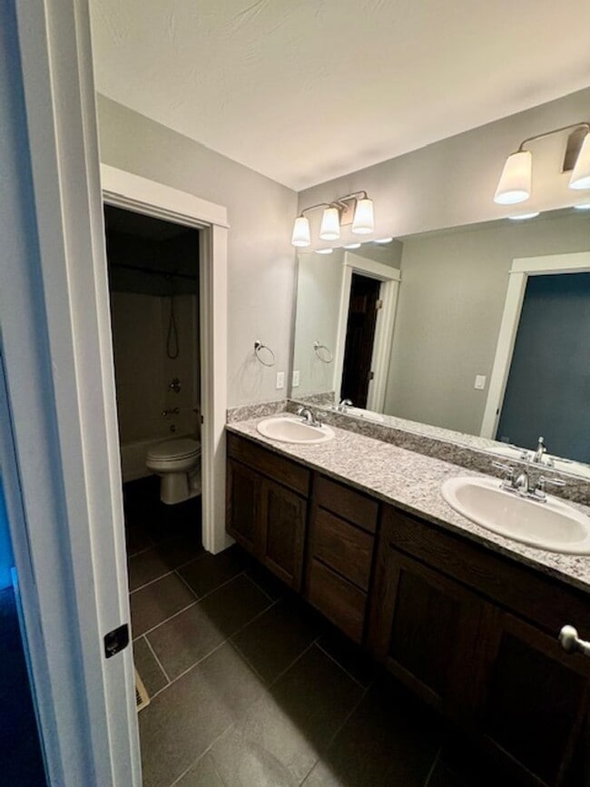 Building Photo - 3 Bedroom, 2 1/2 Bathroom Townhouse -2 weeks free rent with 1-year lease-