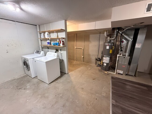 Building Photo - 2 Bed, 1.5 Bath Renovated Townhome!