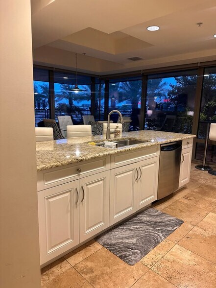 Building Photo - 7137 E Rancho Vista Dr