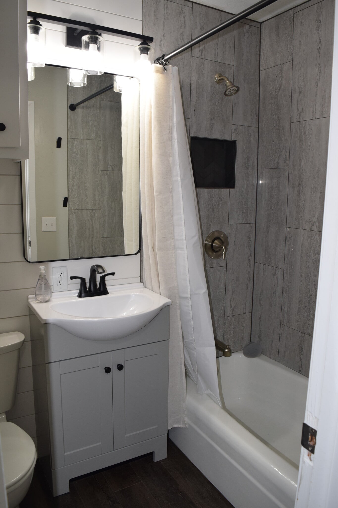 Building Photo - 113 N Cedar Ave