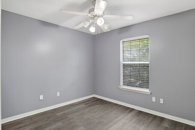 Building Photo - 4-bedroom, 2.5-bath home near Cordova Park