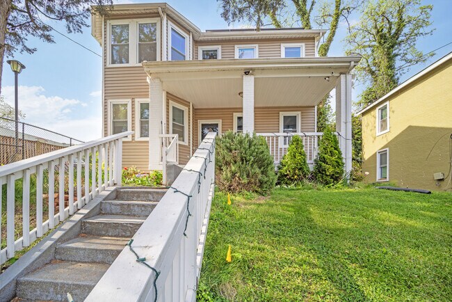 Primary Photo - 1633 W St SE