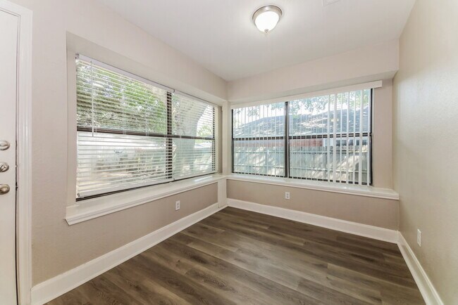 Building Photo - 703 Deep Well Dr