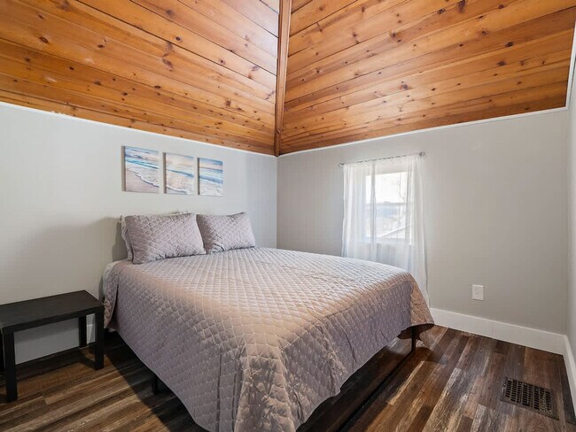 Building Photo - 829 Portage Lakes Drive