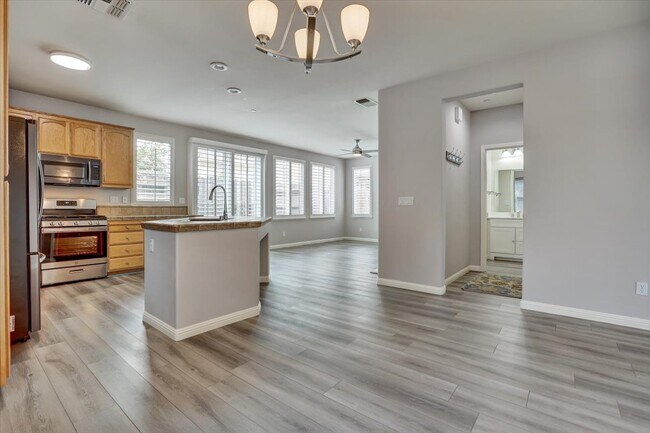 Building Photo - 683 Courtyards Loop