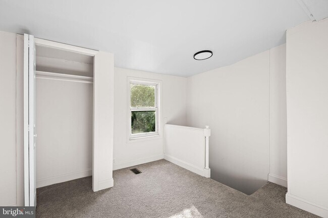 Building Photo - 322 S Poppleton St