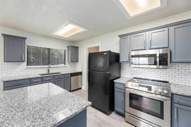 Building Photo - 705 Catumet Dr