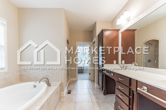 Building Photo - 2572 Milano Dr