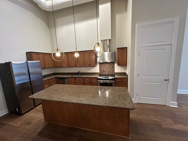 Building Photo - Desirable Nettleton rare vacancy massive  1Bd  2.5 bath with office/flex space , 2 parking space ...