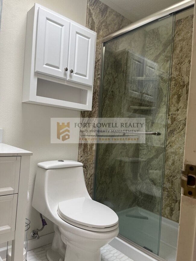 Building Photo - Beautiful 3 bedroom 2 bathroom with washer & dryer AVAILABLE SOON!