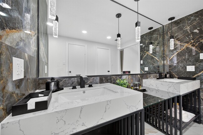 Building Photo - 7447 Cambridge St