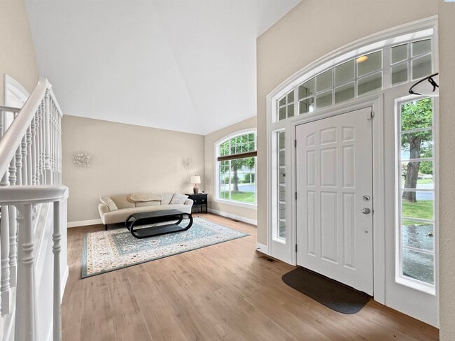 Building Photo - 4 Bedrooms Plus an Office Steps from the R...
