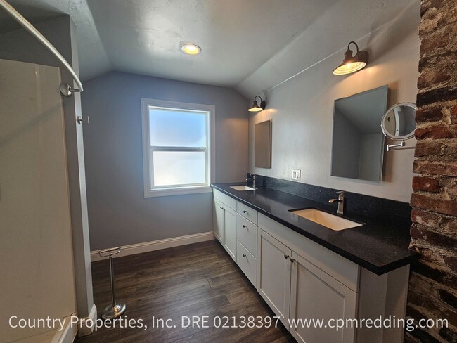 Building Photo - Available Now! Downtown 3-Bedroom with Old World Charm and Modern Amenities!