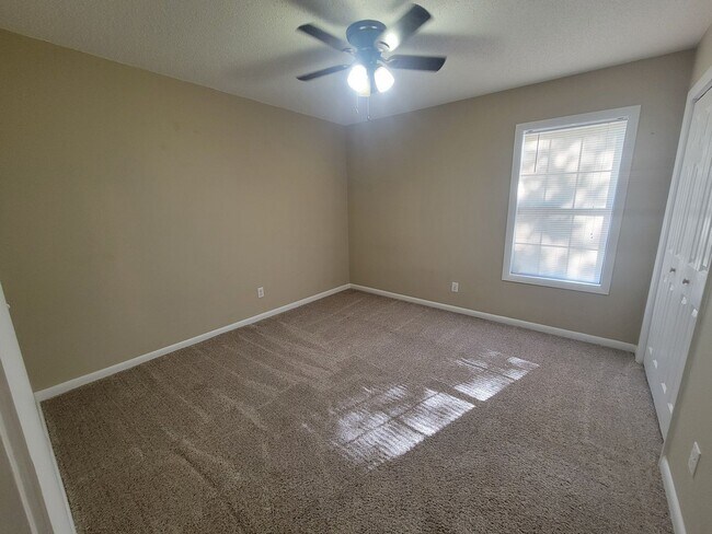 Building Photo - Home conveniently located