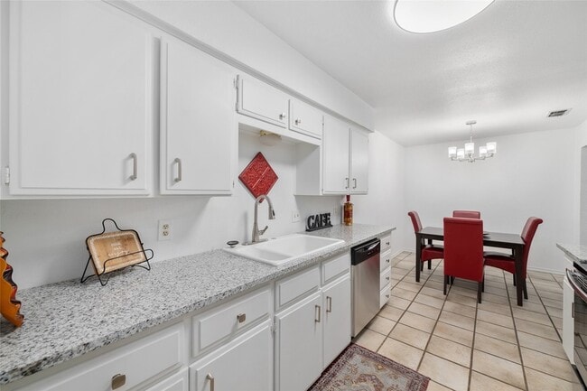 Building Photo - 2123 Mistletoe Ave