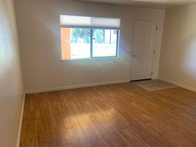 Building Photo - 2 Bedroom, 1 Bath apartment