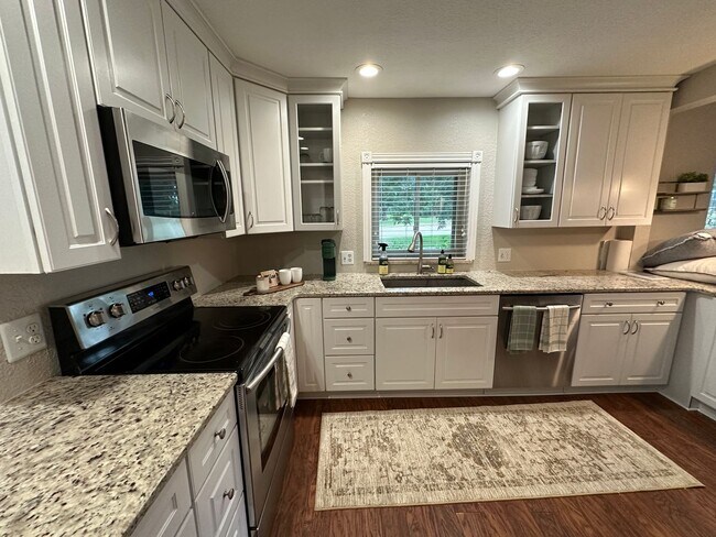 Building Photo - 2807 Benton St.