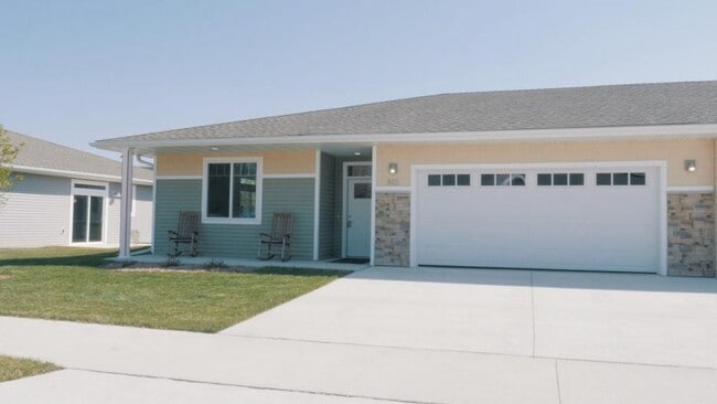 Primary Photo - 812 Parkside Ln