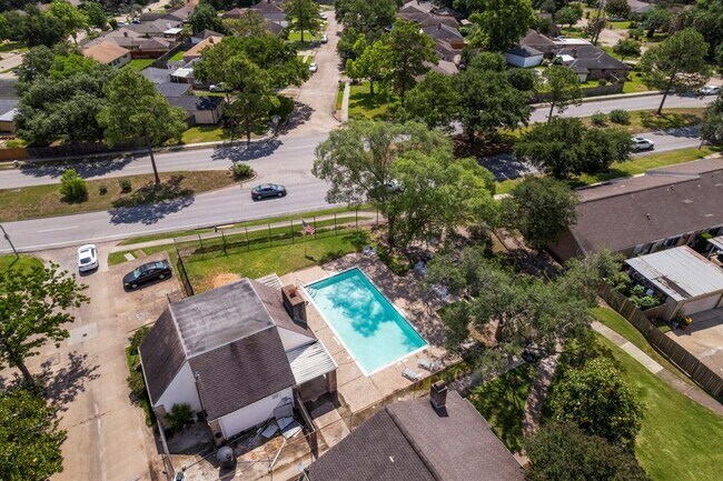 Building Photo - 8952 Wilcrest Dr