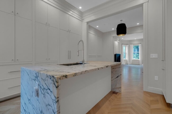 Building Photo - 352 Marlborough St