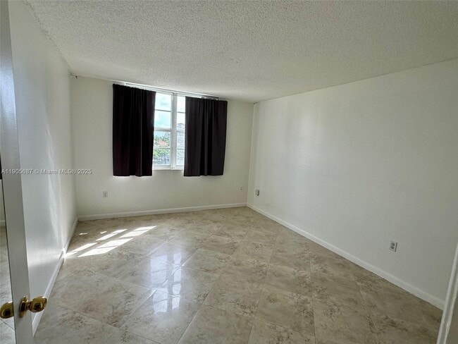 Building Photo - 19999 E Country Club Dr