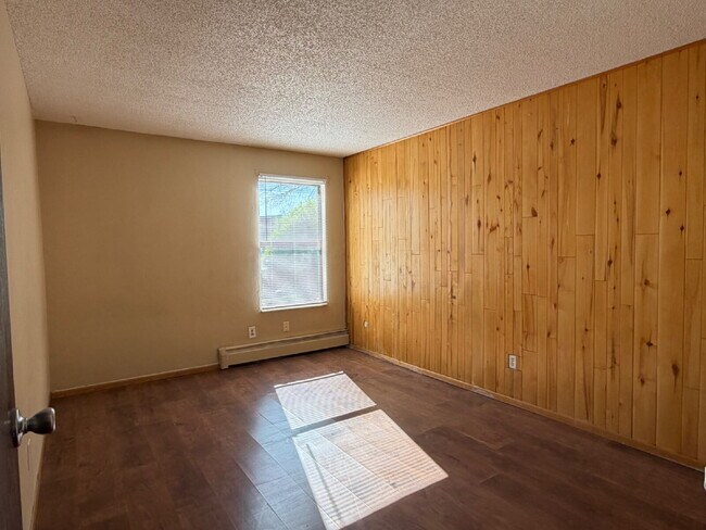 Building Photo - Ground Level 1 Bedroom/1 Bathroom Condo Located In Gated Oak Park Community! (Available Immediately)