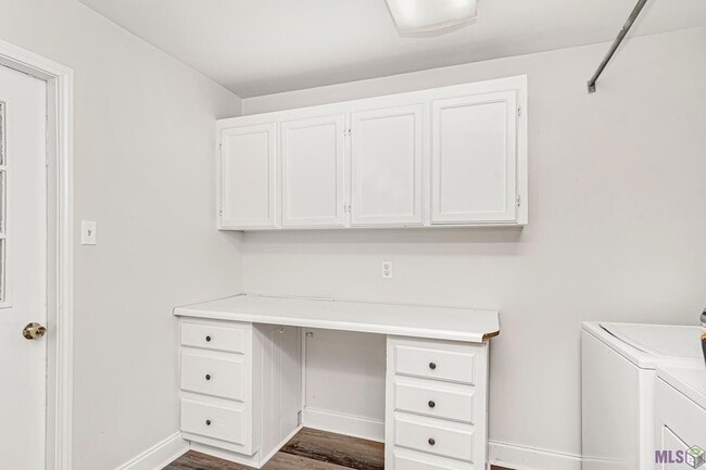 Building Photo - 8245 Rainbow Dr