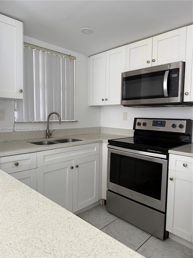 Building Photo - 8897 Fontainebleau Blvd