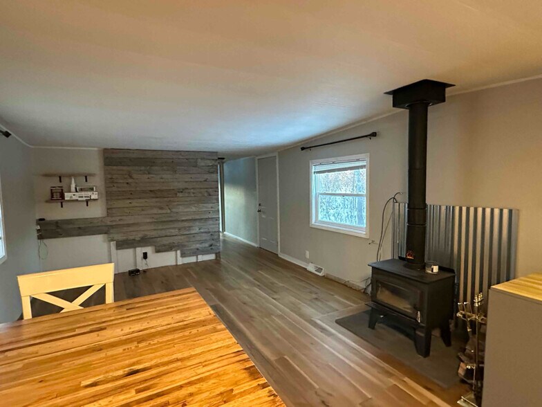 Building Photo - N7240 Acorn Ln