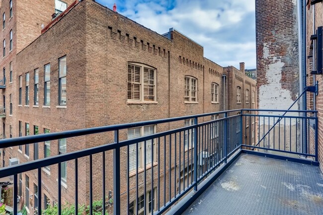 Building Photo - 3 Bedroom 2 Bath Loft Living At It's Finest In LODO! Wireworks Building