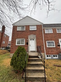 Building Photo - 3 Bedroom SemiDetached Home