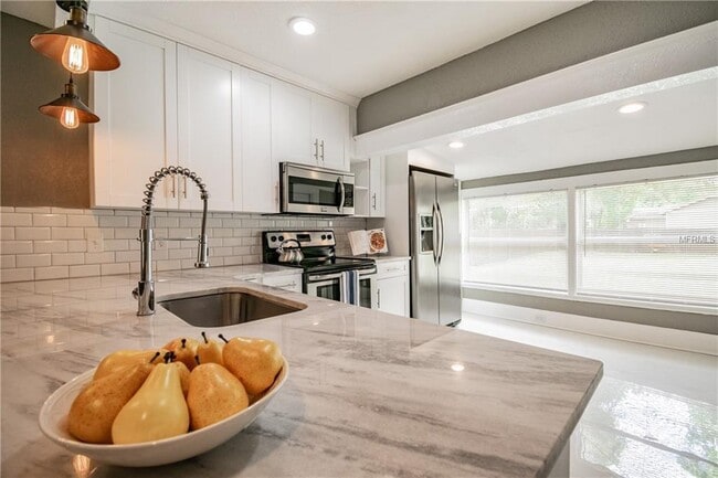 Building Photo - "Charming 3-Bed, 2-Bath Gem in Tampa's Heart - 1244 Sq Ft of Comfort Awaits!"