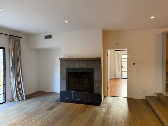 Building Photo - Upgraded 2 Bedroom Condo in Ideal Santa Mo...