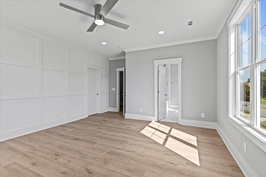 Building Photo - 321 Old Shackle Island Rd