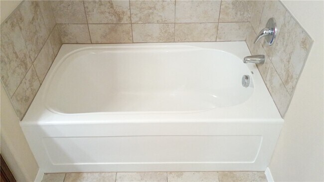 Building Photo - 905 SW Loudon Dr