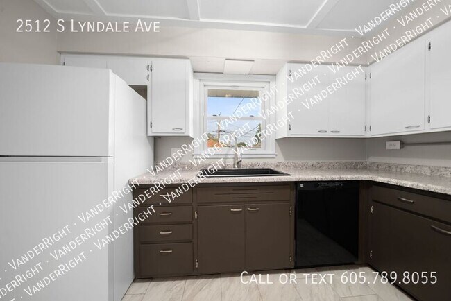 Building Photo - 2512 S Lyndale Ave