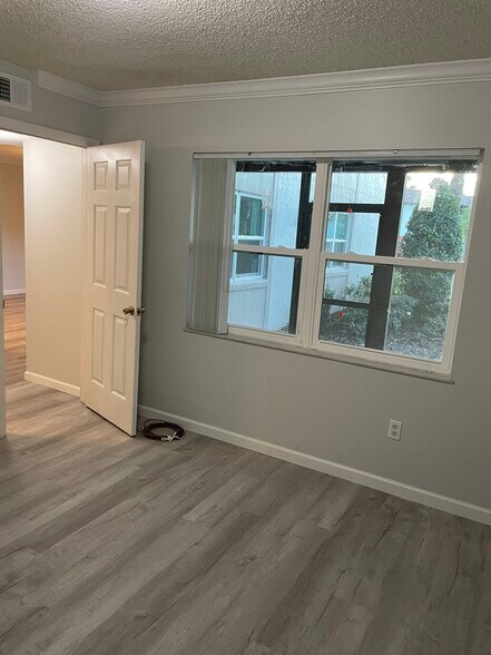 Building Photo - 67 Windtree Ln