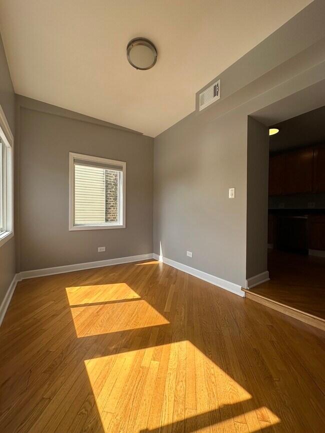 Building Photo - 5643 N Artesian Ave