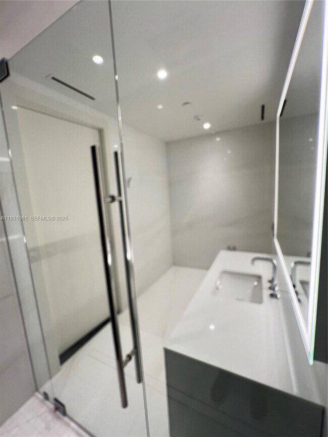 Building Photo - 300 Biscayne Blvd Way