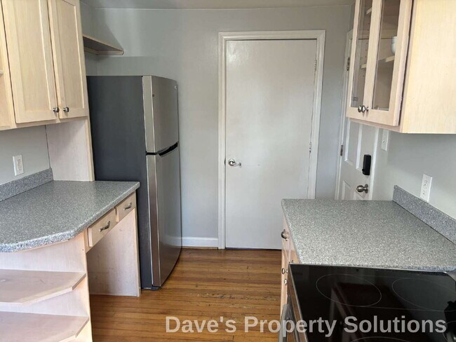 Building Photo - Experience Effortless Living in Beautiful Red Brick Ranch