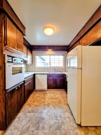 Building Photo - Charming 2bd Duplex With Private Yard & Garage