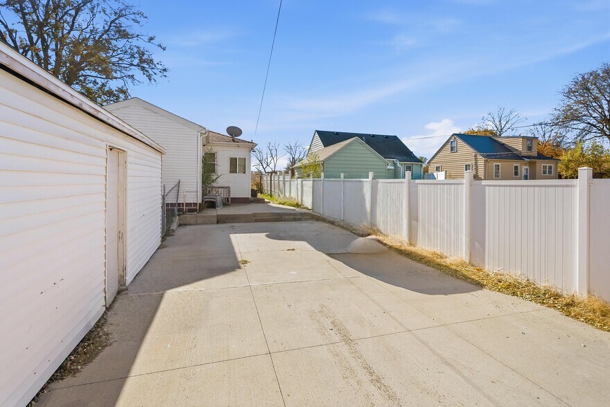 Building Photo - 1522 W 9th St