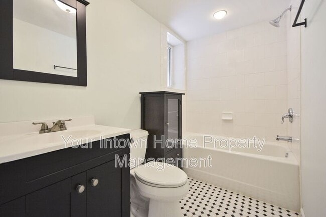 Building Photo - 317 Eureka Dr NE